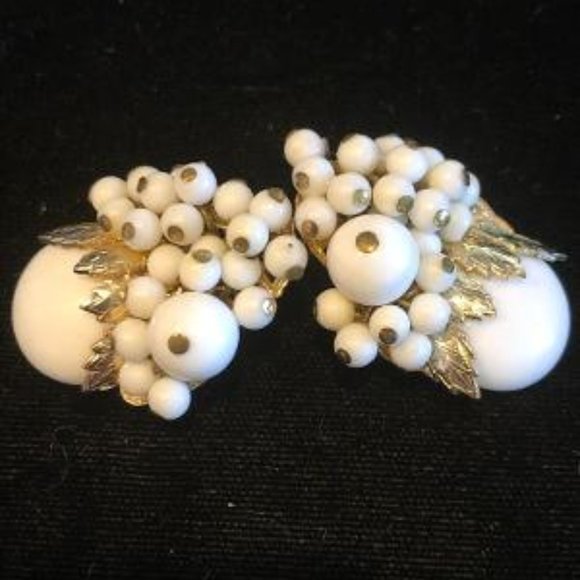 2 PAIR VINTAGE FAUX PEARL AND GOLDTONE CLIPS ON EARRINGS - Picture 4 of 6